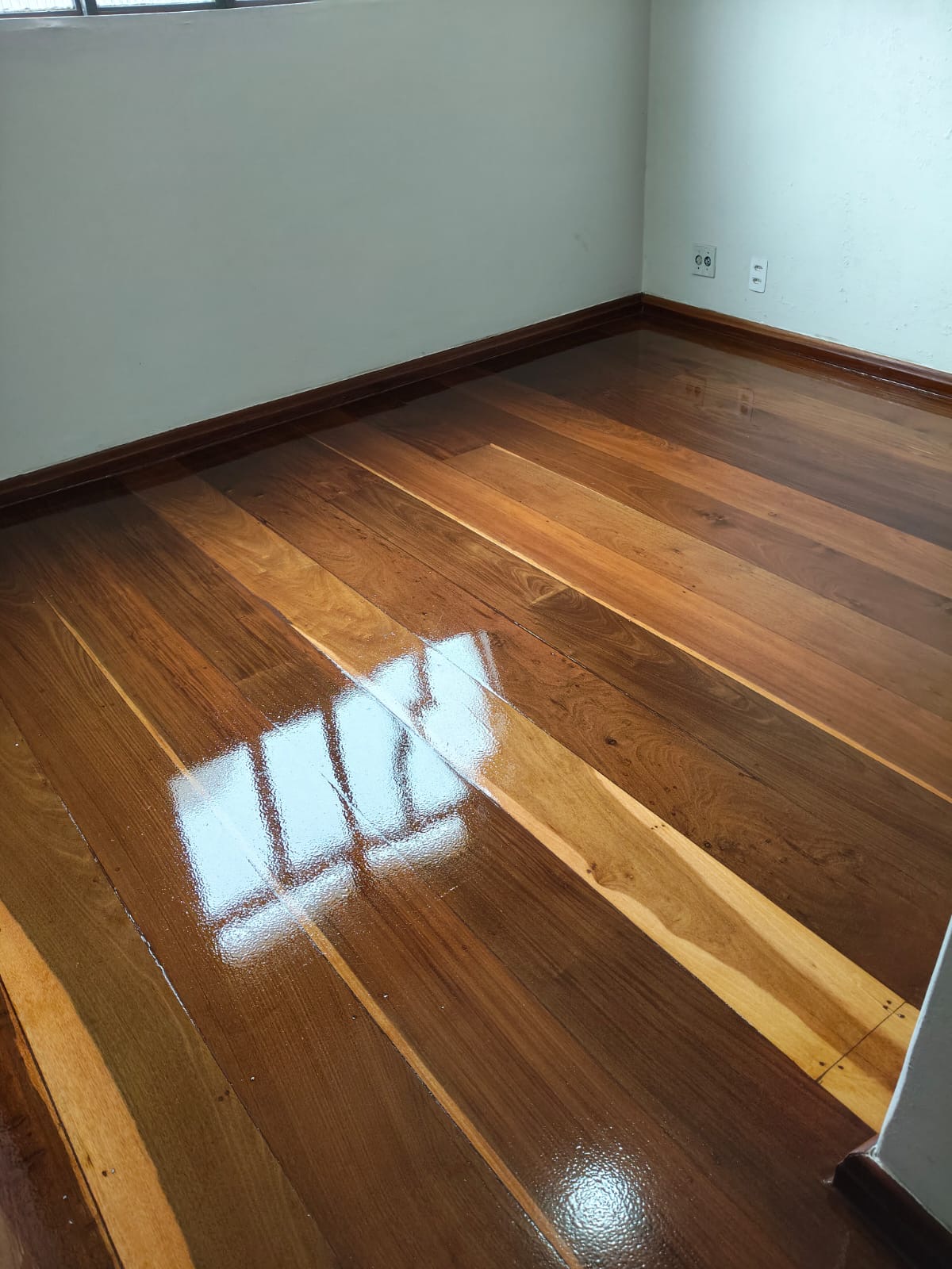 Sinteco aplicado em hall de corredor