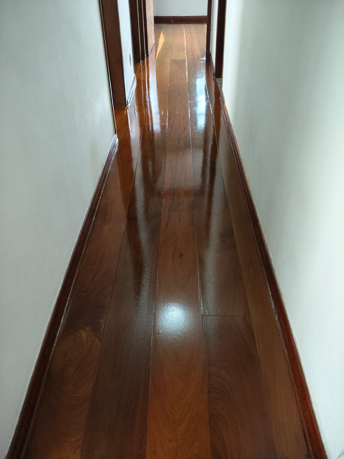 Piso de madeira em processo de restauração — FJ Sinteco BH