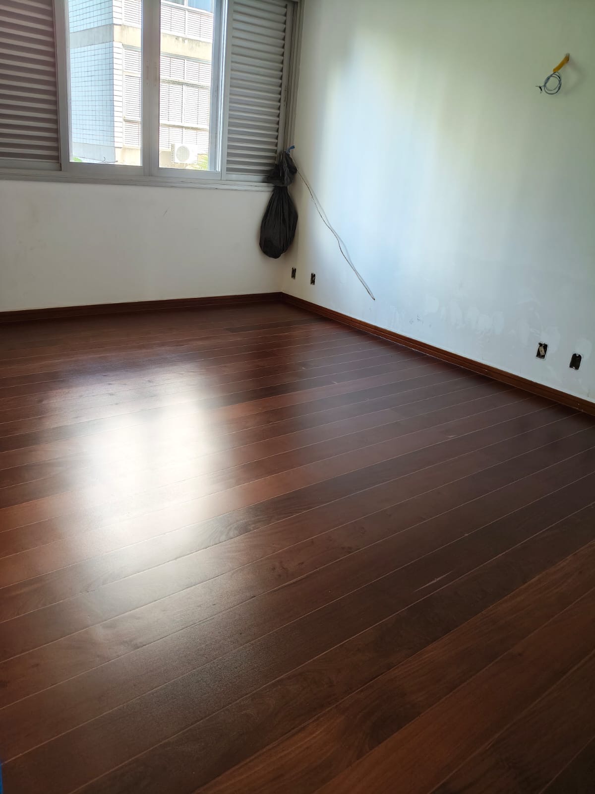 Piso de madeira em processo de restauração