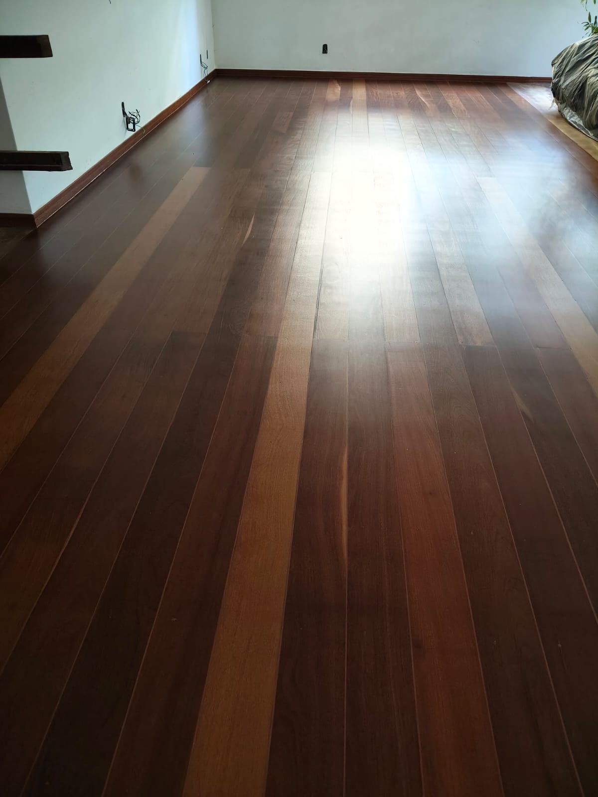 Aplicação de sinteco em sala completa com acabamento brilhante