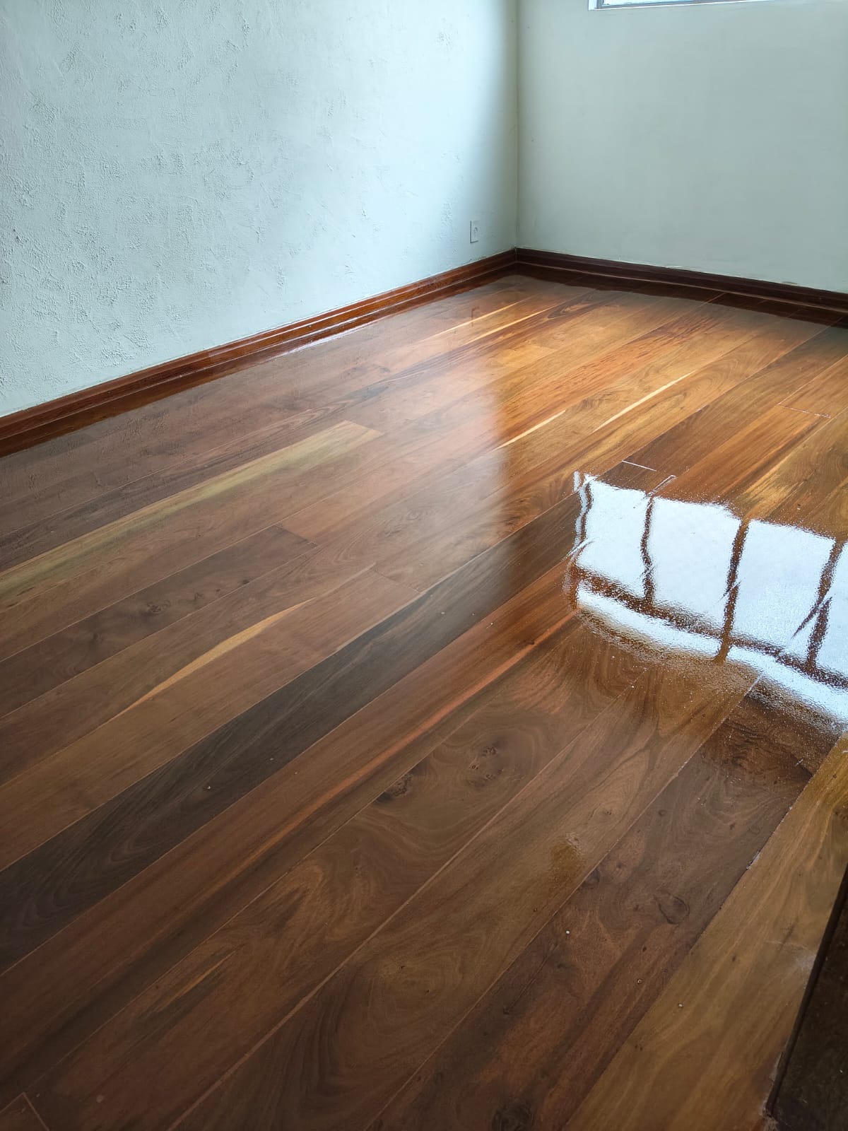 Restauração de piso de madeira em sala ampla — FJ Sinteco Belo Horizonte