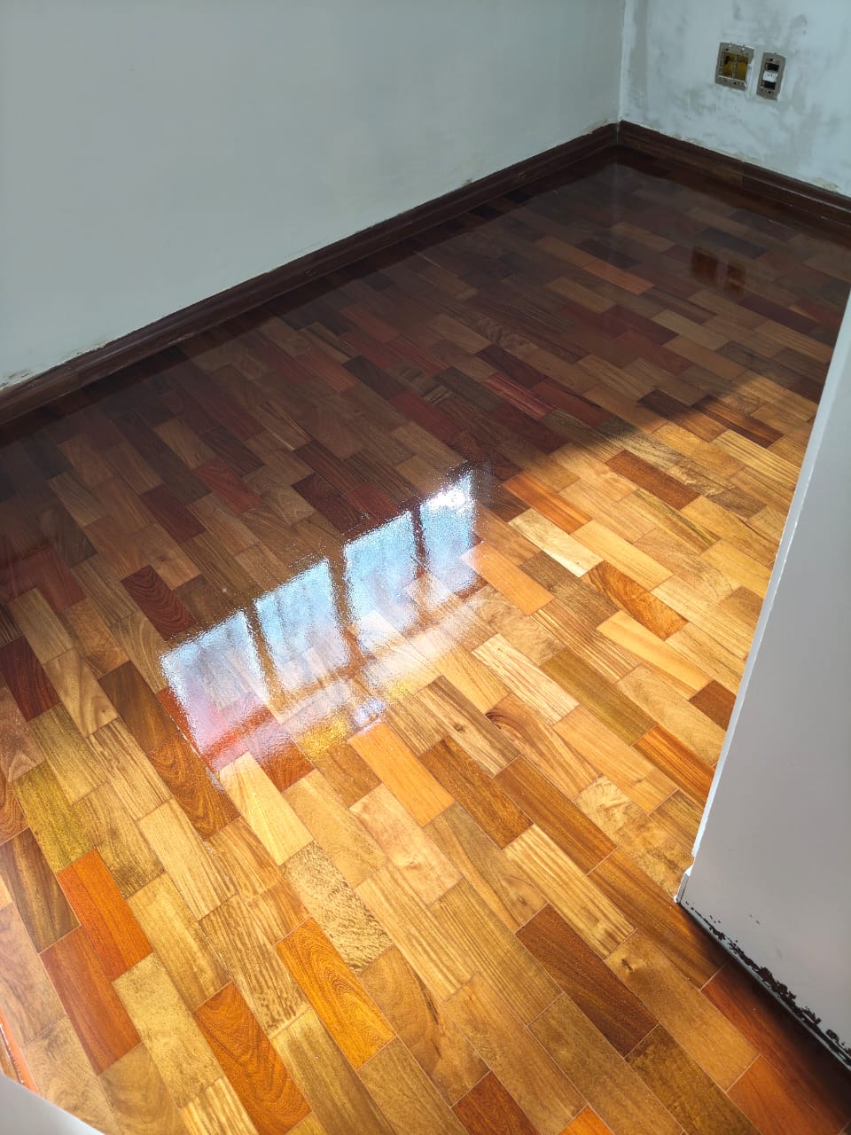 Aplicação de sinteco em piso de tacos em quarto